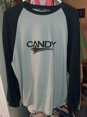 CANDY Men’s Long Sleeve Raglan Tee in Light Gray and Black